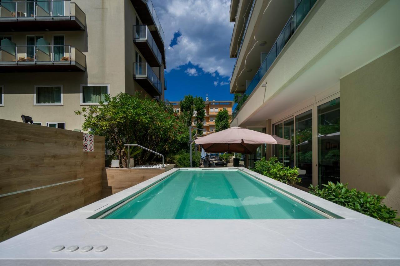 Hotel Cristallo Rimini Exterior photo